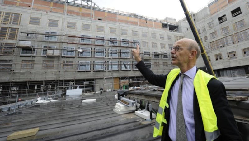 Architekt Albert Wimmer im Jahr 2014 bei einer Führung durch die KH-Nord-Baustelle (Bild: APA/HERBERT PFARRHOFER)