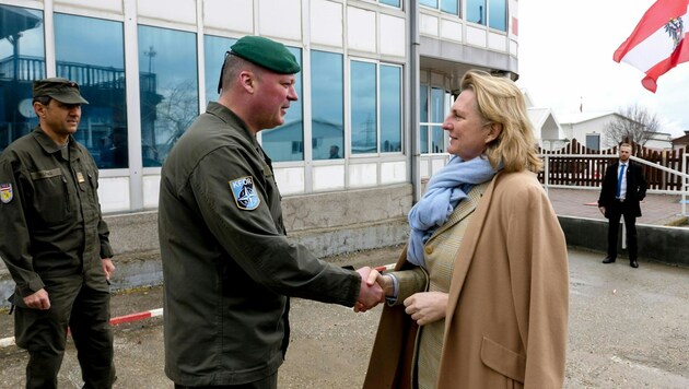 Außenministerin Karin Kneissl besuchte die NATO-Truppe KFOR im Kosovo. (Bild: APA/ANGELIKA LAUBER)
