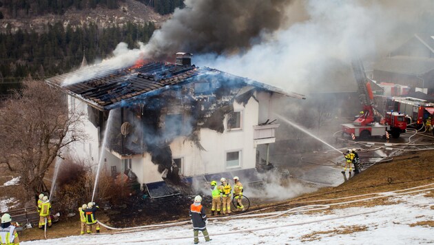 Fünf Feuerwehren kämpften gegen die Flammen (Bild: Brunner Images)