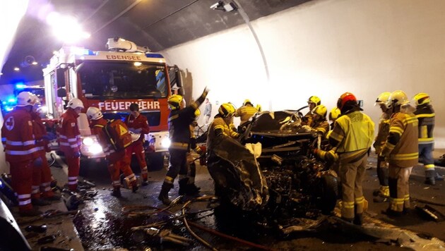 Feuerwehrleute konnten dem 55-jährigen Pkw-Lenker nicht mehr helfen, mussten den Wiener tot aus dem Wrack bergen. (Bild: FF Ebensee)