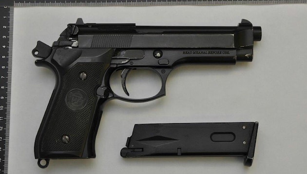 Die Softgun sieht einer echten Waffe zum Verwechseln ähnlich (Symbolbild) (Bild: APA/LPD Burgenland)
