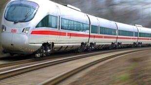 Zwei Intercity Express-Züge der Deutschen Bahn wurden durchsucht, einer davon im Bahnhof Schärding (Bild: APA/dpa/Wolfgang Thieme)