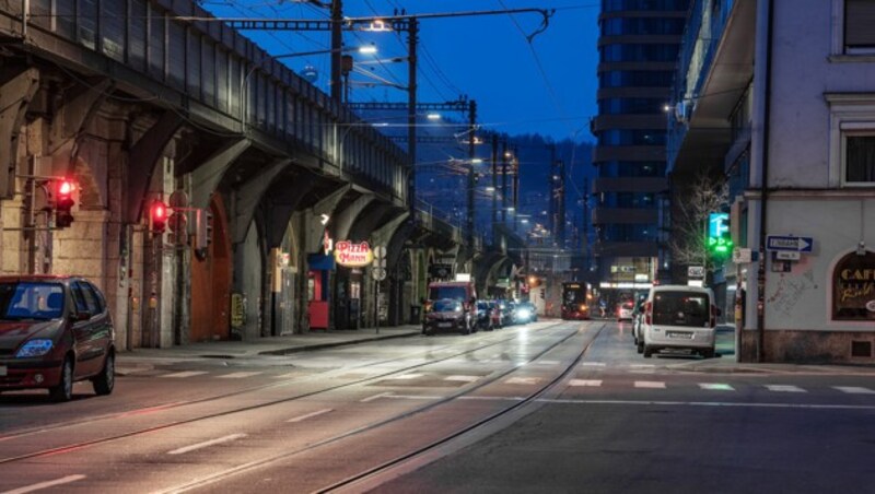 Die berühmt-berüchtigte Bogenmeile in Innsbruck bei Nacht (Bild: Innsbrucker Kommunalbetriebe)