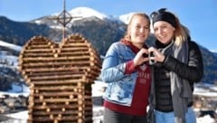 Marlene und Laura vor dem Osterfeuer in Lessach. (Bild: ROLAND HOLITZKY)