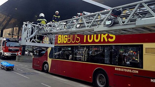 Aus dem obersten Stockwerk dieses Doppeldeckerbusses musste die Touristin gerettet werden. (Bild: MA68 Lichtbildstelle)