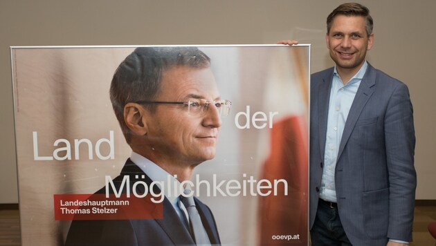 Im „Land der Möglichkeiten“, hier präsentiert von ÖVP-Parteisekretär Wolfgang Hattmannsdorfer, sollte niemand um die Pflege fürchten müssen, meint LH Thomas Stelzer (ÖVP). (Bild: OÖVP)