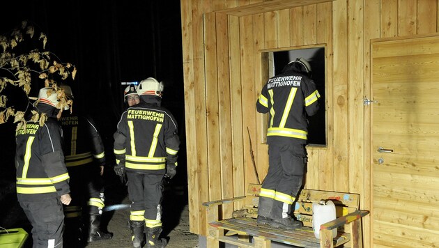 Feuerwehrleute sicherten die Brandstelle und verhinderten, dass das Feuer neu aufflackert (Bild: Manfred Fesl Mattighofen Austria)