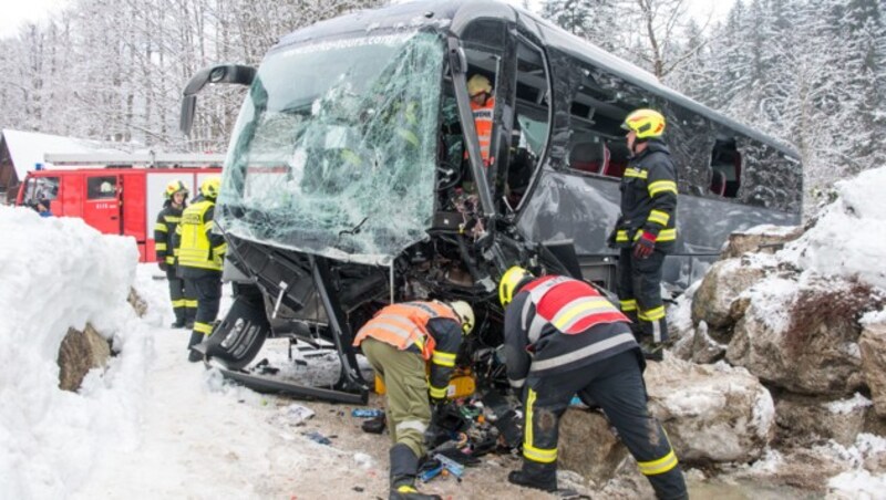 Drei Feuerwehren waren bei dem Busunfall im Einsatz. (Bild: FOTOKERSCHI.AT/KERSCHBAUMMAYR)