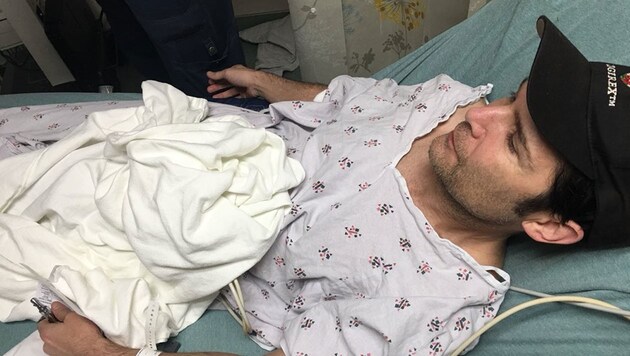 Der ehemalige Teenie-Star Corey Feldman liegt im Krankenhaus. Er postete ein Foto von sich auf Twitter und erklärte, er sei von drei Männern niedergestochen worden. (Bild: twitter.com)