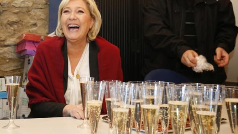 Marine Le Pen gönnt sich ein Gläschen Champagner. (Bild: AFP)