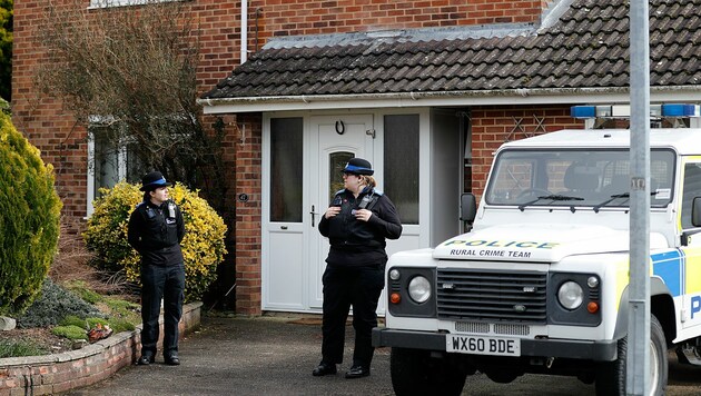 Polizisten vor dem Haus, in dem der frühere Doppelagent gewohnt hat (Bild: Associated Press)