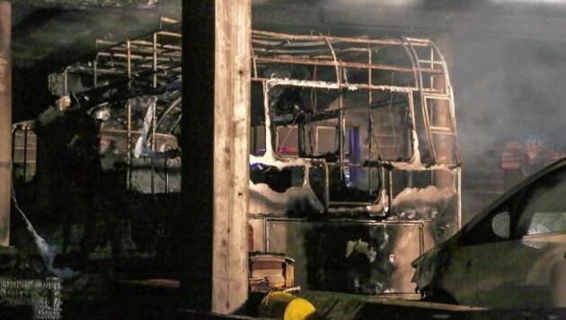 Ein ausgebranntes Wohnmobil in der zerstörten Halle. (Bild: Markus Tschepp)