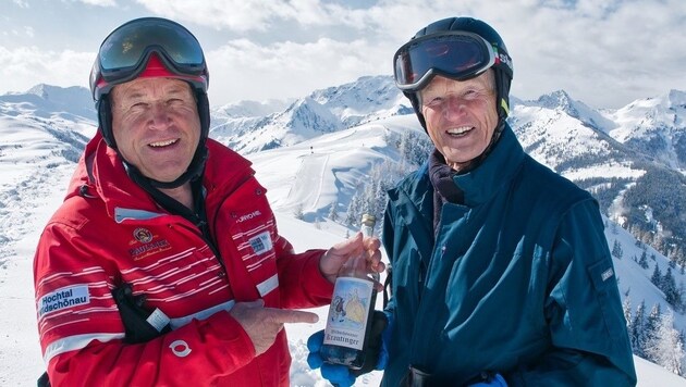 Chef-Skilehrer Michael Fill stellte sich mit einer Flasche Wildschönauer „Krautinger“ bei Mühlegger. (Bild: Toni Silberberger)