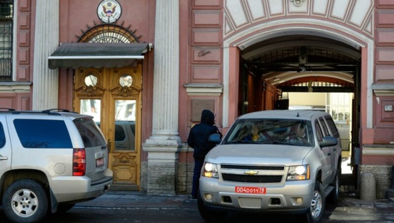 Ein Diplomaten-Fahrzeug verlässt die US-Botschaft in St. Petersburg. (Bild: AFP/Olga Maltseva)