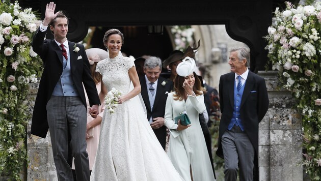 Pippa Middleton bei ihrer Hochzeit mit James Matthews. Ganz rechts im Bild Schwiegervater David Matthews. (Bild: AP)