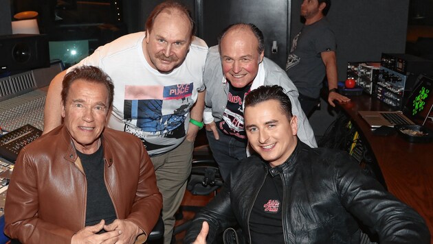 Arnold Schwarzenegger mit „Krone“-Mann Sepp Pail, Gabalier-Manager Klaus Bartelmuss und Andreas Gabalier (Bild: Sepp Pail)
