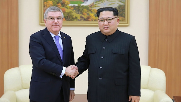 Ein Bild mit Seltenheitswert, IOC-Präsident Thomas Bach und Nordkoreas Machthaber Kim Jong-Un (Bild: AFP)