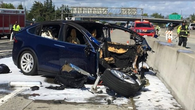 Tödlicher Unfall mit einem Model X von Tesla in Kalifornien im März 2018 (Bild: AP)
