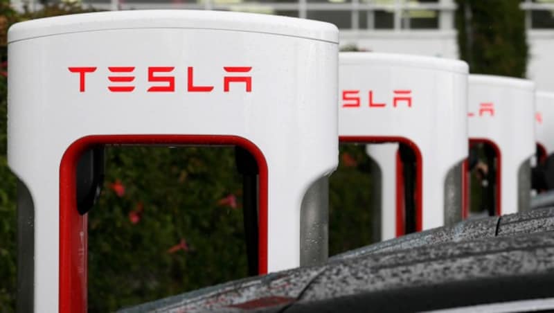 Tesla-Ladestationen in Kalifornien (Bild: AP)