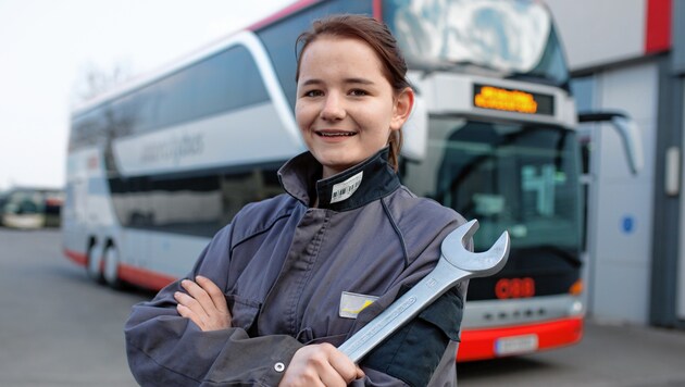 Mit Schraubenschlüssel & Co direkt unterm Autobus: Victoria Wedl (17) sprengt mit ihrer Lehre eine „Männerdomäne“. (Bild: Evelyn Hronek)