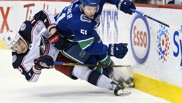 Columbus Blue Jackets' Pierre-Luc Dubois, left, and Vancouver Canucks' Troy Stecher collide during the third period of an NHL hockey game in Vancouver, British Columbia, Saturday March 31, 2018. (Darryl Dyck/The Canadian Press via AP) (Bild: AP)