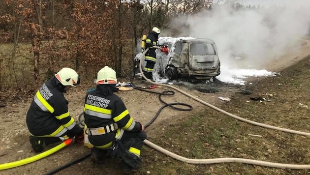 Das Auto brannte völlig aus (Bild: FF Miklauzhof)