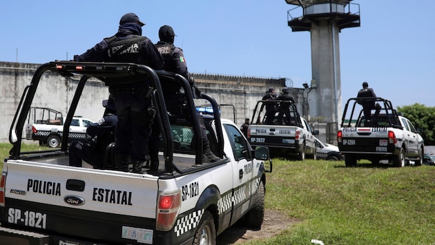 Einsatzkräfte vor der Haftanstalt La Toma im ostmexikanischen Bundesstaat Veracruz (Bild: AP/AP (Archivbild))