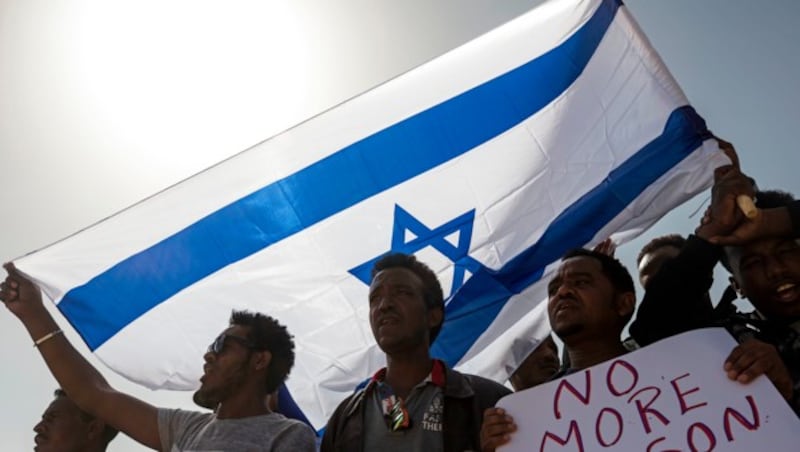 Migranten aus Afrika bei einem Protestmarsch in Israel (Bild: AP)