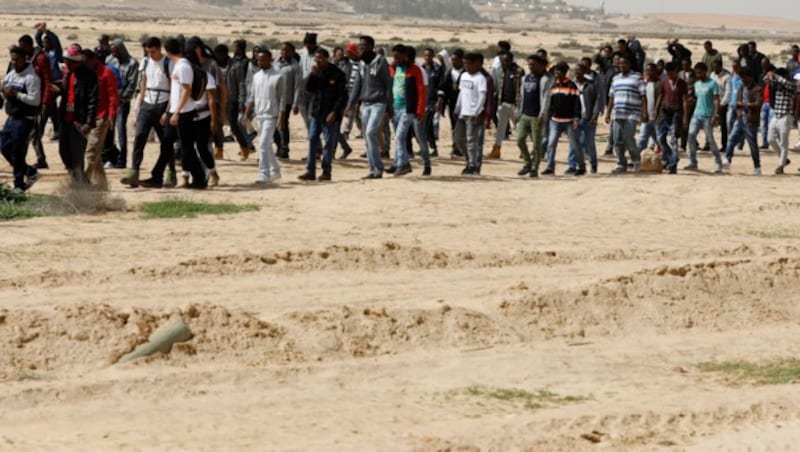 Afrikanische Migranten auf dem Weg in ein israelisches Gefängnis, das zu einem Asylwerber-Zentrum umfunktioniert wurde (Bild: AFP)