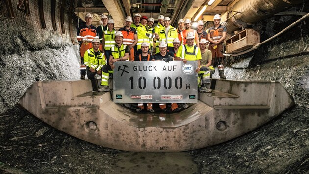 Die Tunnelbauer freuten sich nun über das Erreichen der 10.000-Meter-Marke. (Bild: BBT)