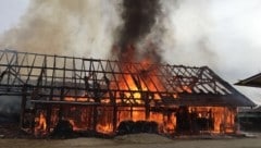 Die Scheune des Reitstalls stand in Vollbrand und konnte nicht mehr gerettet werden. (Bild: fotokerschi.at)