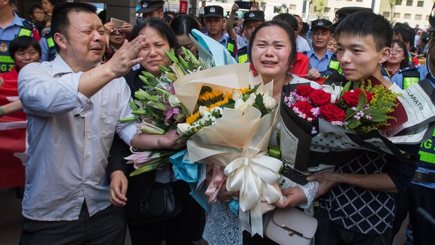 Tränenreiches Wiedersehen: Nach 24 Jahren ist die Familie wieder vereint. (Bild: AFP)
