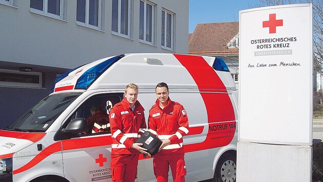 Markus Lindorfer (li.) und Jacob Mayer mit dem Defibrillator (Bild: Rotes Kreuz)