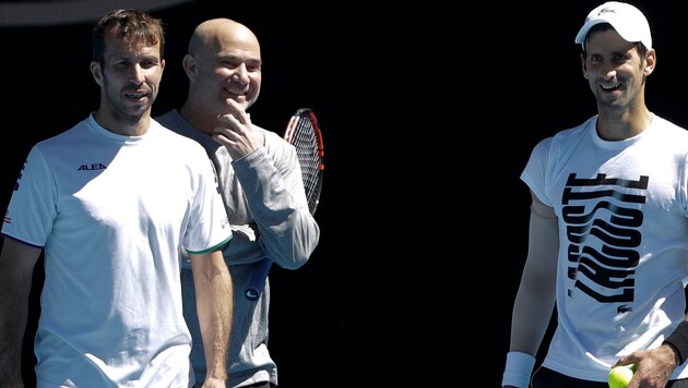 Radek Stepanek, Andre Agassi und Novak Djokovic (Bild: AP)