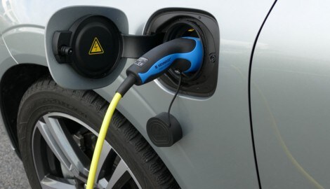 Plug-in-Hybride scheinen deutlich mehr Kraftstoff zu verbrauchen – und damit CO2 zu verursachen – als bislang angenommen. (Bild: Stephan Schätzl)