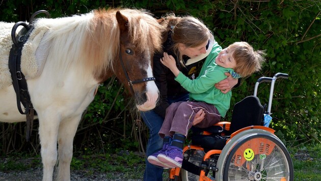 Die spezielle Therapie mit Pferden lässt Kinder und Jugendliche in Krisenzeiten neuen Mut schöpfen. (Bild: Suzy Stöckl)