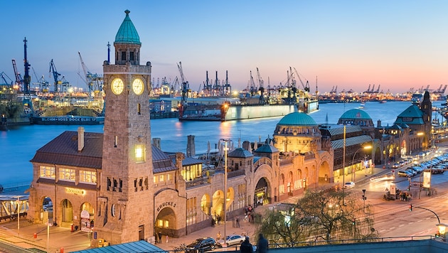 Bei Touristen besonders beliebt - ein Besuch der Landungsbrücken und des Hamburger Hafens (Symbolbild). (Bild: stock.adobe.com, krone.at-Grafik)