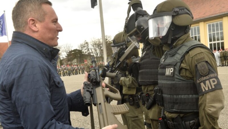 Verteidigungsminister Mario Kunasek bei der Übergabe der neuen Sturmgewehre (Bild: APA/HERBERT PFARRHOFER)