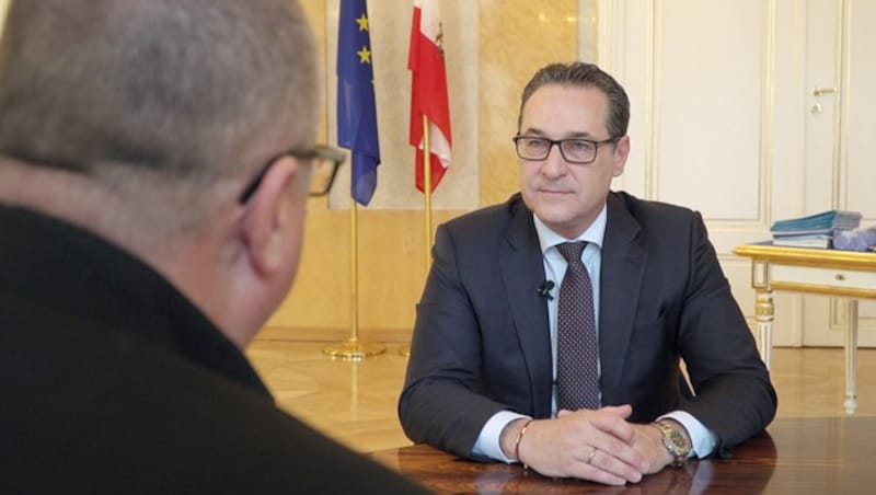 Vizekanzler Heinz-Christian Strache im Interview mit krone.at-Chefredakteur Richard Schmitt (Bild: krone.tv)