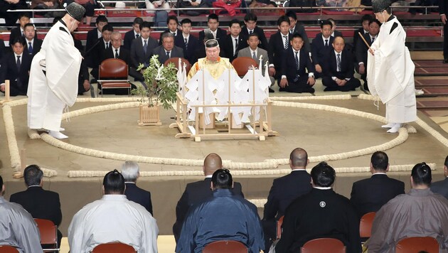 Weit und breit nur Männer (Bild: Kyodo News/AP)