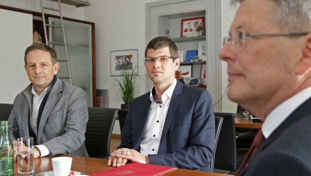 Christian Benger, der neue ÖVP-Parteiobmann Martin Gruber und SPÖ-Parteichef und Landeshauptmann Peter Kaiser (v.l.) (Bild: APA/GERT EGGENBERGER)