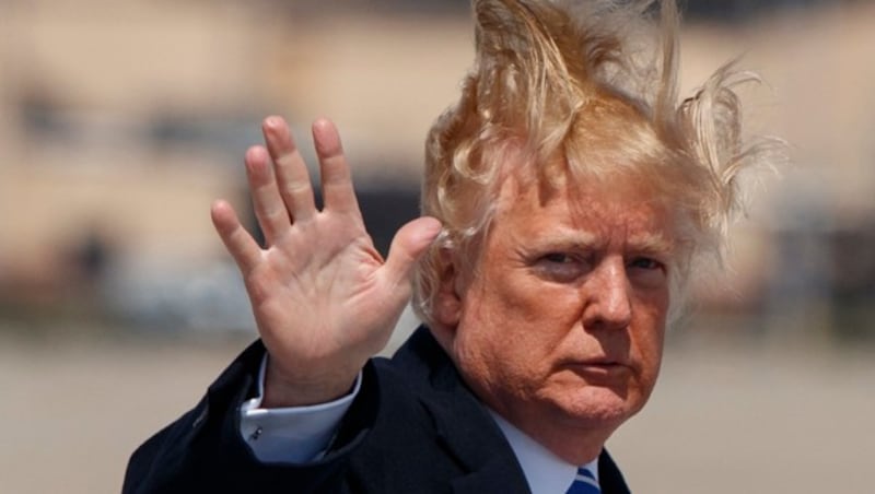Donald Trumps Sturmfrisur sorgt für Lacher. (Bild: Copyright 2018 The Associated Press. All rights reserved.)