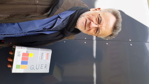 Hier liegt Ideen-Coach Werner Pfeffer selber quer, wie es sich für einen Querdenker gehört! (Bild: Werner Pöchinger)