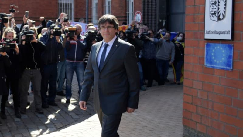 Carles Puigdemont verlässt die Justizvollzugsanstalt Neumünster. (Bild: ASSOCIATED PRESS)