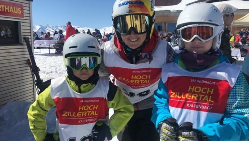 ÖSV-Star Conny Hütter begleitete Nikolas (8) und Mira (9, re.) bei ihrem allerersten Skirennen (Bild: Claus Meinert/Kronenzeitung)