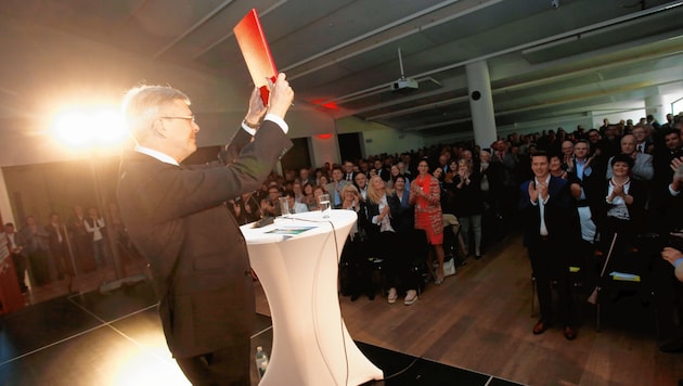 Kaiser und die rote Mappe. Darin befinden sich laut LH 99,5 Prozent des fertigen Koalitionspaktes. Die 250 Delegierten der „Kärnten-Konferenz“ der SPÖ feierten beides - LH und Pakt - mit stehenden Ovationen (Bild: Uta Rojsek-Wiedergut)
