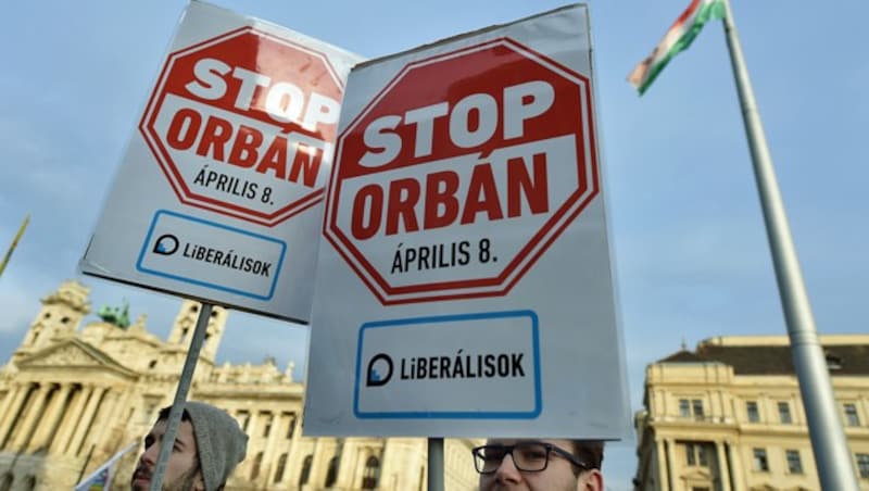 Die Devise der Opposition für den 8. April lautet: „Orban stoppen.“ (Bild: APA/AFP/ATTILA KISBENEDEK)