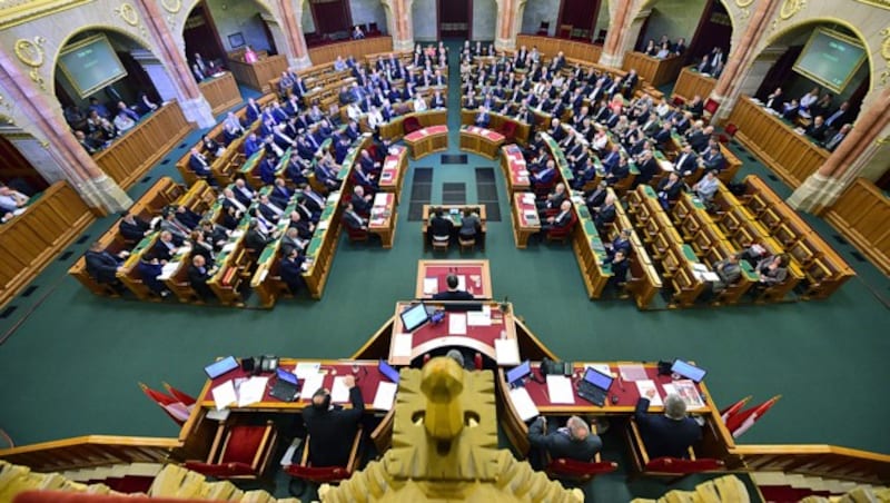 Der Plenarsaal des ungarischen Parlaments in Budapest (Bild: AFP)