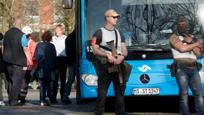 Mit Sonderbussen wurden Menschen aus dem Gefahrenbereich gebracht. (Bild: APA/dpa/Bernd Thissen)