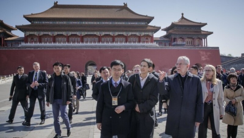 Bundespräsident Alexander Van der Bellen besuchte mit seiner Delegation die Verbotene Stadt im Herzen von Peking. (Bild: APA/BUNDESHEER/PETER LECHNER)